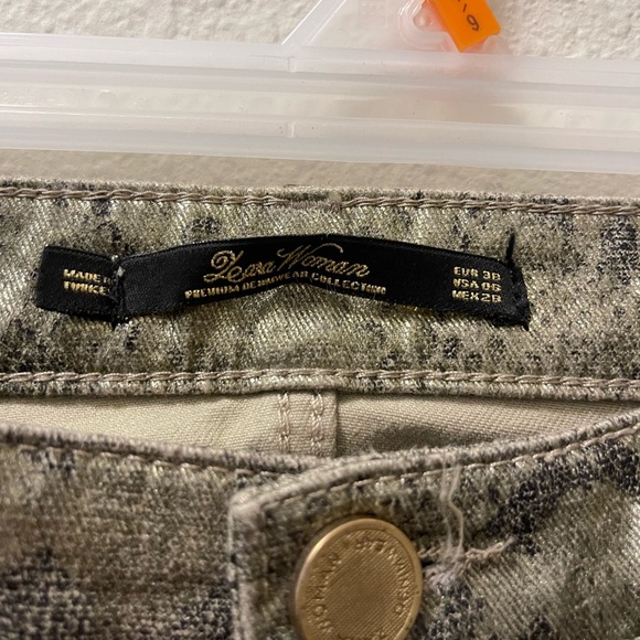 Snakeskin Patterned Pants with Zipper Details - Picture 2 of 3